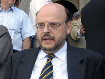 Διαψεύδει η κυβέρνηση τις πληροφορίες περί προληπτικού περιορισμού υπόπτων