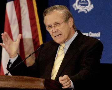 Στο Αφγανιστάν για επίσημες συνομιλίες ο Ντόναλντ Ράμσφελντ