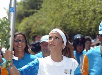 «Διάσημα» χέρια και ένα αντίγραφο αρχαίας τριήρους μετέφεραν τη Φλόγα στον Πειραιά