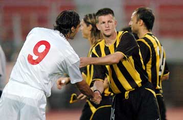 Έχασε η ΑΕΚ, ξέσπασε ο Σάντος, 2-0 από την άπειρη Μάντοβα