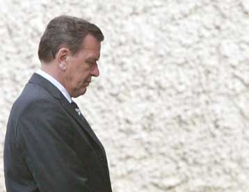 Τον τάφο του πατέρα του στη Ρουμανία επισκέφθηκε για πρώτη φορά ο Γκέρχαρντ Σρέντερ