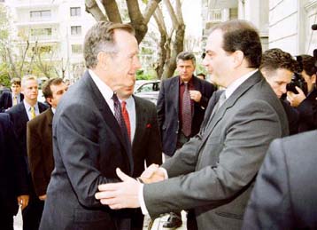 Αισθάνομαι απόλυτα ασφαλής στην Αθήνα, τόνισε ο πατήρ Μπους στον Κώστα Καραμανλή