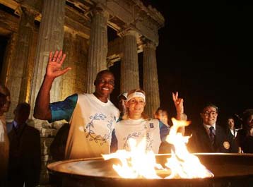 Λίγο πριν φωτίσει τον κόσμο, η Φλόγα ανάβει την Πέμπτη στην Ακρόπολη