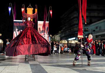 Θέατρο δρόμου στην καρδιά της Αθήνας στη διάρκεια των Ολυμπιακών Αγώνων