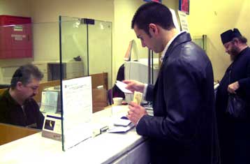 «Ολυμπιακό» ωράριο ως το τέλος Αυγούστου για τα κεντρικά υποκαταστήματα των τραπεζών