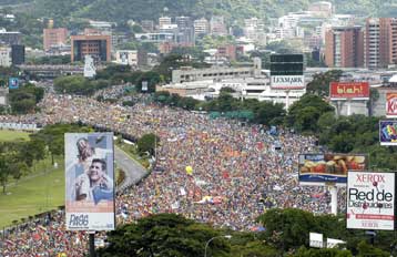 Εντυπωσιακή σε όγκο η συγκέντρωση των αντιπάλων του Τσάβες λίγο πριν το δημοψήφισμα