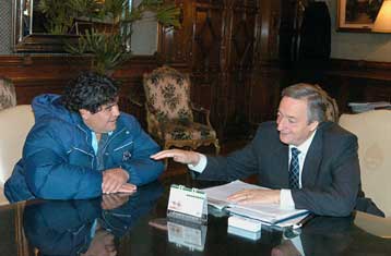 Τη βοήθεια του προέδρου της Αργεντινής ζητά ο Μαραντόνα για να συνεχίσει τη θεραπεία