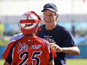 Με βολή από τον Τζ.Μπους η έναρξη των αγώνων Σόφτμπολ γυναικών