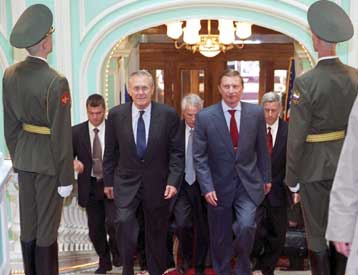 Αιχμηρός για την εξάπλωση του ΝΑΤΟ στη Βαλτική ο Ιβανόφ σε συνάντηση με τον Ράμσφελντ