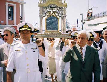 Χιλιάδες πιστοί στην Τήνο για τη γιορτή της Κοίμησης της Θεοτόκου