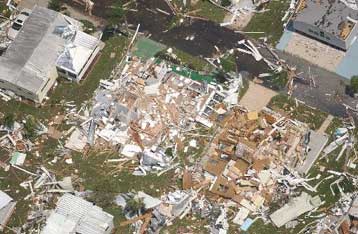Την «πληγωμένη» από τον κυκλώνα Φλόριντα επισκέφθηκε ο Τζορτζ Μπους