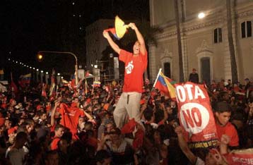 Διεθνείς παρατηρητές επιβεβαιώνουν τη νίκη Τσάβες στο δημοψήφισμα της Βενεζουέλας