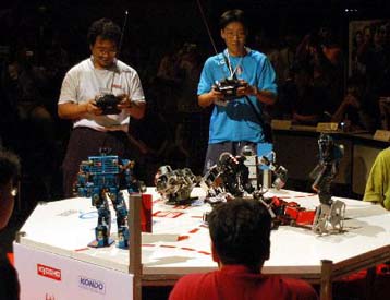 Ρομπότ μάχης αλληλοεξοντώνονται σε τουρνουά κικ μπόξινγκ