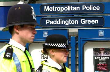 Κατηγορίες για τρομοκρατική δράση αντιμετωπίζουν οκτώ συλληφθέντες στη Βρετανία