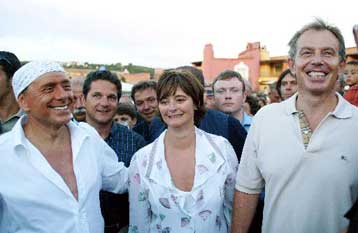 Με νέο λουκ ο Σίλβιο Μπερλουσκόνι υποδέχθηκε… διακριτικά τον Μπλερ στη Σαρδηνία