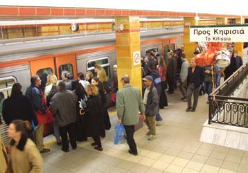 Μεγάλη ζήτηση για τα μέσα μαζικής μεταφοράς κατά τις μεταμεσονύχτιες ώρες