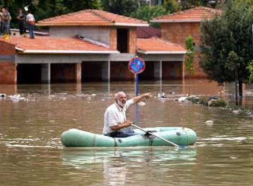 Εννέα νεκροί από τις σφοδρές βροχοπτώσεις στη νότια Γαλλία