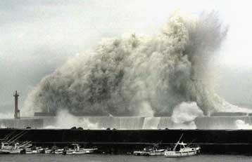 Καταστροφικό το πέρασμα του τυφώνα Μετζί από την Ιαπωνία