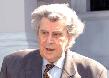 Αναρρώνει μέρα με τη μέρα ο Μίκης Θεοδωράκης