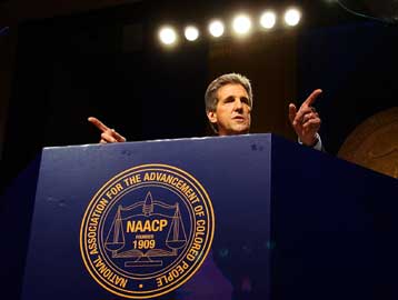 Σκληρή απάντηση του Κέρι στον Μπους με φόντο το Βιετνάμ