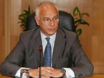 Τη μείωση των αμυντικών δαπανών προωθεί η κυβέρνηση