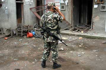 Διπλή έκρηξη στο Κατμαντού που έχει αποκλειστεί από μαοϊστές αντάρτες