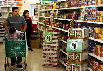 Σε «θέσεις μάχης» λιανεμπόριο και βιομηχανία για τις πωλήσεις κάτω του κόστους