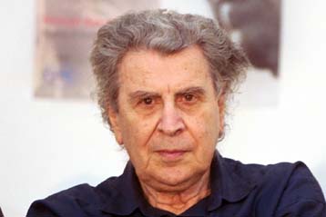 Εξιτήριο από τον «Ευαγγελισμό» πήρε ο Μίκης Θεοδωράκης