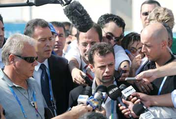 Δακρυσμένος ο Σαμπάνης δηλώνει αθώος και ορκίζεται στα παιδιά του