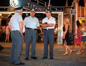 Επίθεση κατά Ισπανών εικονοληπτών από νεαρούς Έλληνες στο Μοναστηράκι