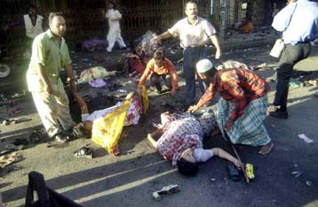 Μπαράζ αιματηρών εκρήξεων σε συγκέντρωση αντιπολιτευόμενου κόμματος στη Ντάκα