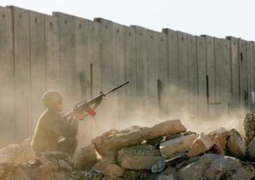 Εντός 30 ημερών επίσημη απάντηση Σαρόν προς Χάγη για το τείχος ασφαλείας