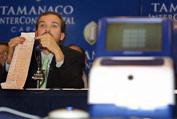 Διεθνείς παρατηρητές επιβεβαιώνουν την επικράτηση Τσάβες στο δημοψήφισμα