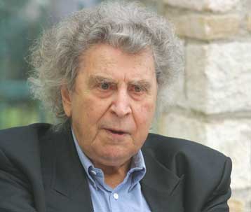 Παρατείνεται η νοσηλεία του Μίκη Θεοδωράκη έπειτα από ενοχλήσεις στην κοιλιακή χώρα