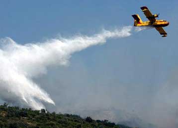 Μεγάλη πυρκαγιά σε πευκόφυτη περιοχή στη Βραυρώνα