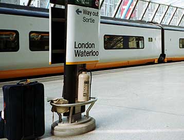 Συναγερμός στο σιδηροδρομικό σταθμό Ουότερλου του Λονδίνου λόγω ύποπτου δέματος