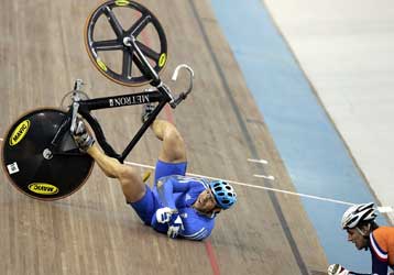 Έπεσε ο Βασιλόπουλος και έχασε μέσα από τα… πεντάλ του την πρόκριση στον τελικό