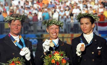 «Χρυσή» υπό της ήχους της Εντίθ Πιαφ η Φαν Γκρούσβεν στην ιππική δεξιοτεχνία