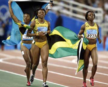 Η Ρωσίδα Κουζένκοβα «χρυσή» στη σφύρα και η Κάμπελ πρώτη στα 200μ