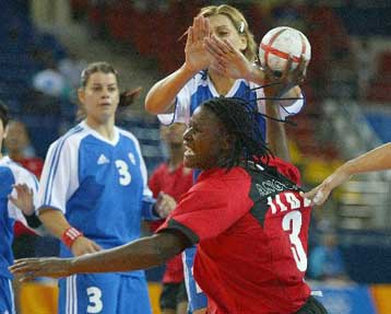 Δέκατη η εθνική χαντμπολ γυναικών, ύστερα από το «βαρύ» 38-23 από την Αγκόλα