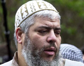 Κατηγορίες για τρομοκρατία απαγγέλθηκαν από το Λονδίνο κατά του ιμάμη Αλ-Μάσρι