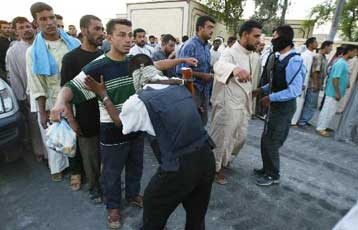 Παραδίδουν τον οπλισμό τους οι σιίτες υποστηρικτές του Αλ Σαντρ στη Νατζάφ