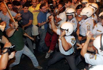 Επεισόδια μεταξύ διαδηλωτών και αστυνομίας στο αντιπολεμικό συλλαλητήριο στο Σύνταγμα