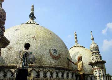 Ισχυρές εκρήξεις με 19 τραυματίες σε τζαμιά της δυτικής Ινδίας εν ώρα προσευχής