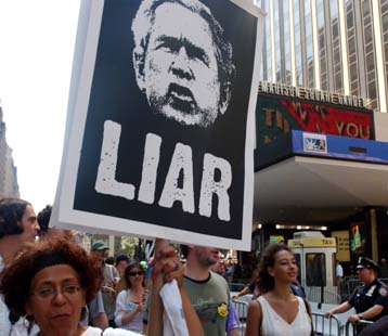 Στους δρόμους οι διαδηλωτές εν όψει της έναρξης του συνεδρίου των Ρεπουμπλικάνων