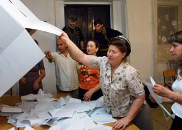 Νίκη του υποστηριζόμενου από τη Μόσχα, Αλού Αλχάνοφ, στις εκλογές της Τσετσενίας