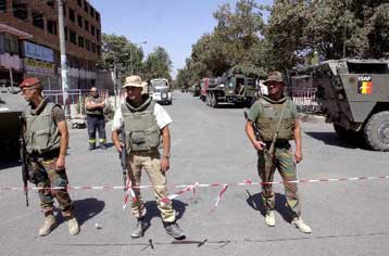 Αυξάνεται ο αριθμός των θυμάτων από τη βομβιστική επίθεση στην Καμπούλ