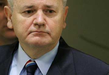 «Ασύστολα ψεύδη» απαντά ο Μιλόσεβιτς για τις εις βάρος του κατηγορίες