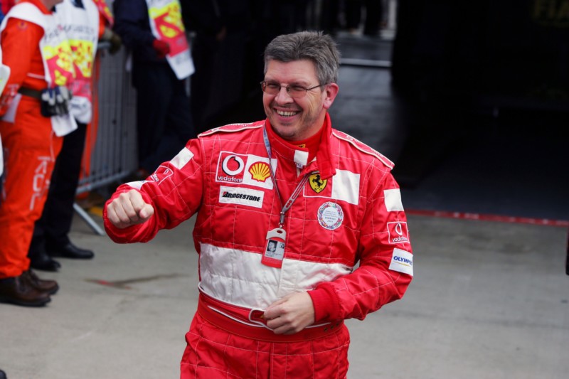 Τα συγχαρητήρια τους στα μέλη της ομάδας έδωσαν οι M.Schumacher και R.Brawn