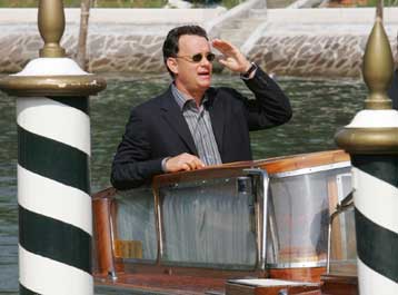 Στίβεν Σπίλμπεργκ και Τομ Χανκς στην πρώτη ημέρα της 61ης Μόστρα